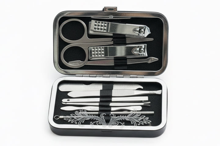 Manicure Set in a Portable case / مجموعة مانيكير في حقيبة محمولة