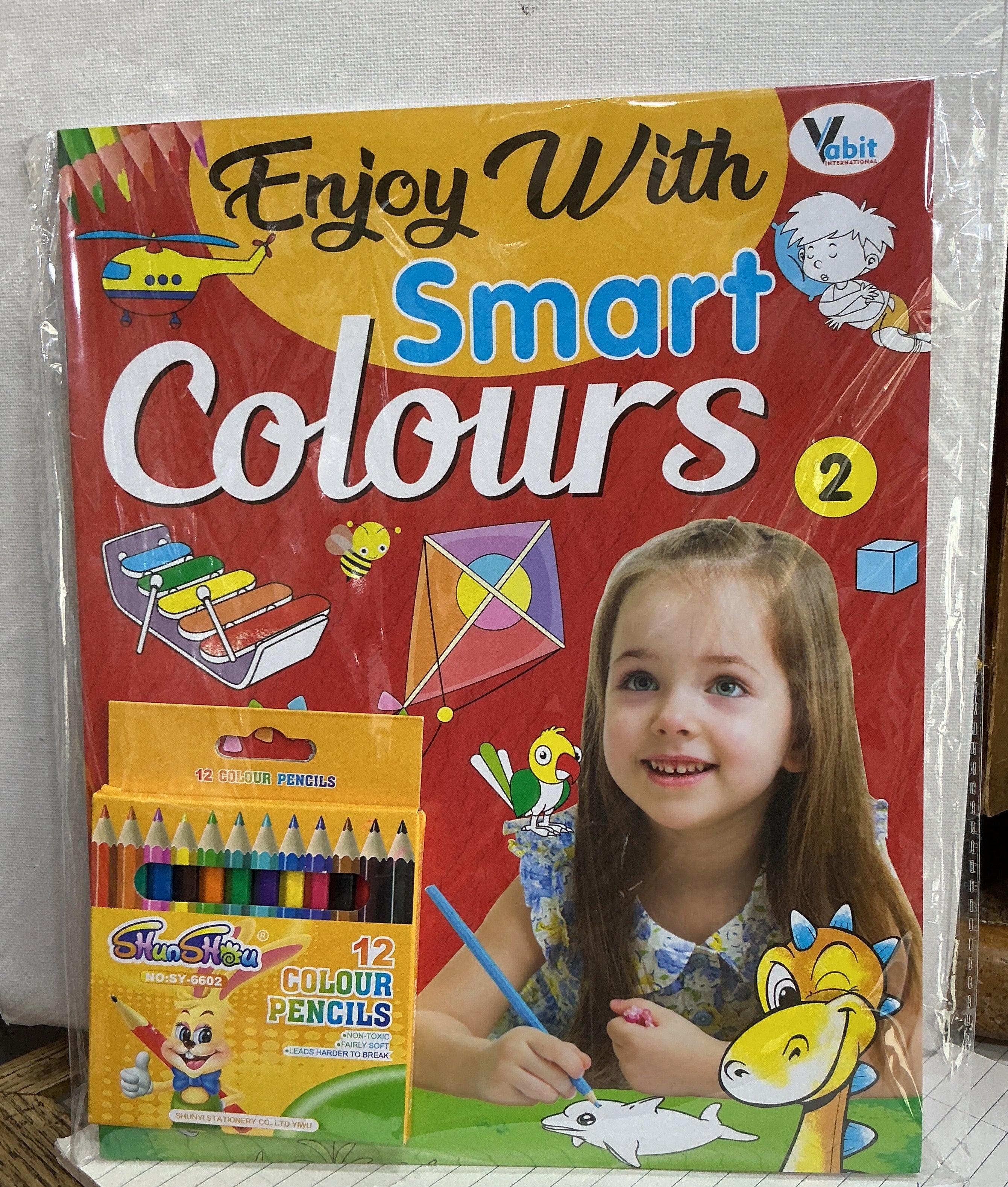 Colouring Set (2 Books + Pencil) / مجموعة تلوين (2 كتب + قلم رصاص)