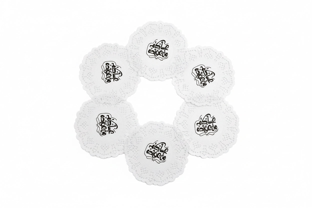 White paper doilies with bamboo skewers / مفارش ورقية بيضاء مع أسياخ من الخيزران