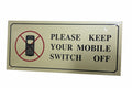 PLEASE KEEP YOUR MOBILE SWITCH OFF Sign Gold / لافتة «يرجى إبقاء الهاتف المحمول مغلقًا» – لون ذهبي