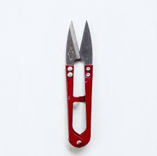 Red metal sewing thread snips / مقص خيوط خياطة معدني أحمر